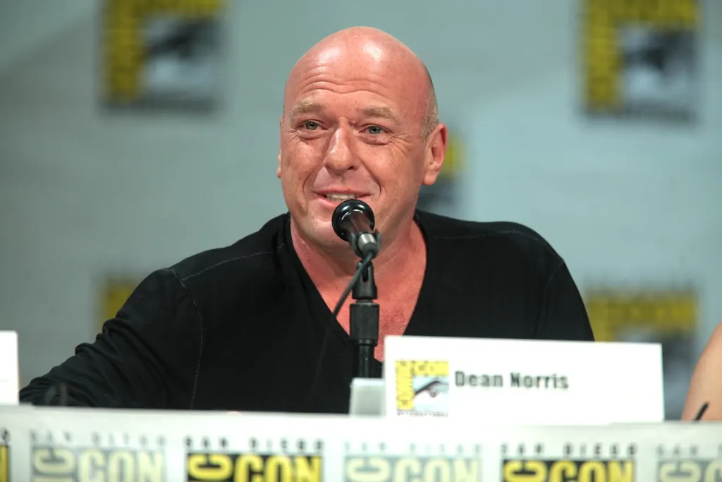 Actor Dean Norris speaking at a fan convention panel