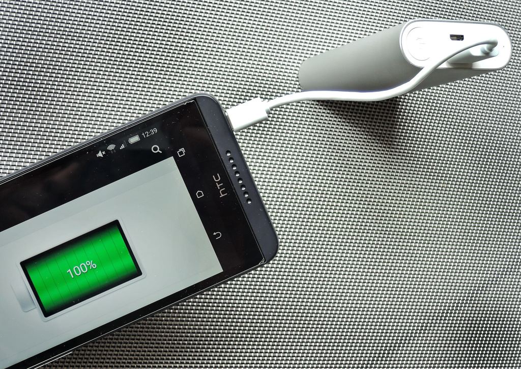 Charging a HTC Desire 816 smartphone with a Xiaomi 10000mAh USB power bank