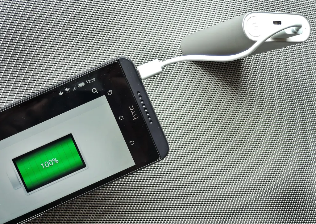 Charging a HTC Desire 816 smartphone with a Xiaomi 10000mAh USB power bank