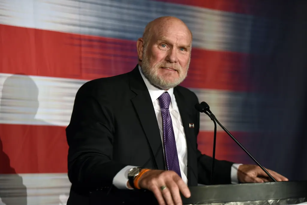 Terry Bradshaw speaking at a lectern at the USO of Metropolitan Washington-Baltimore awards dinner in Arlington, Virginia, in 2017